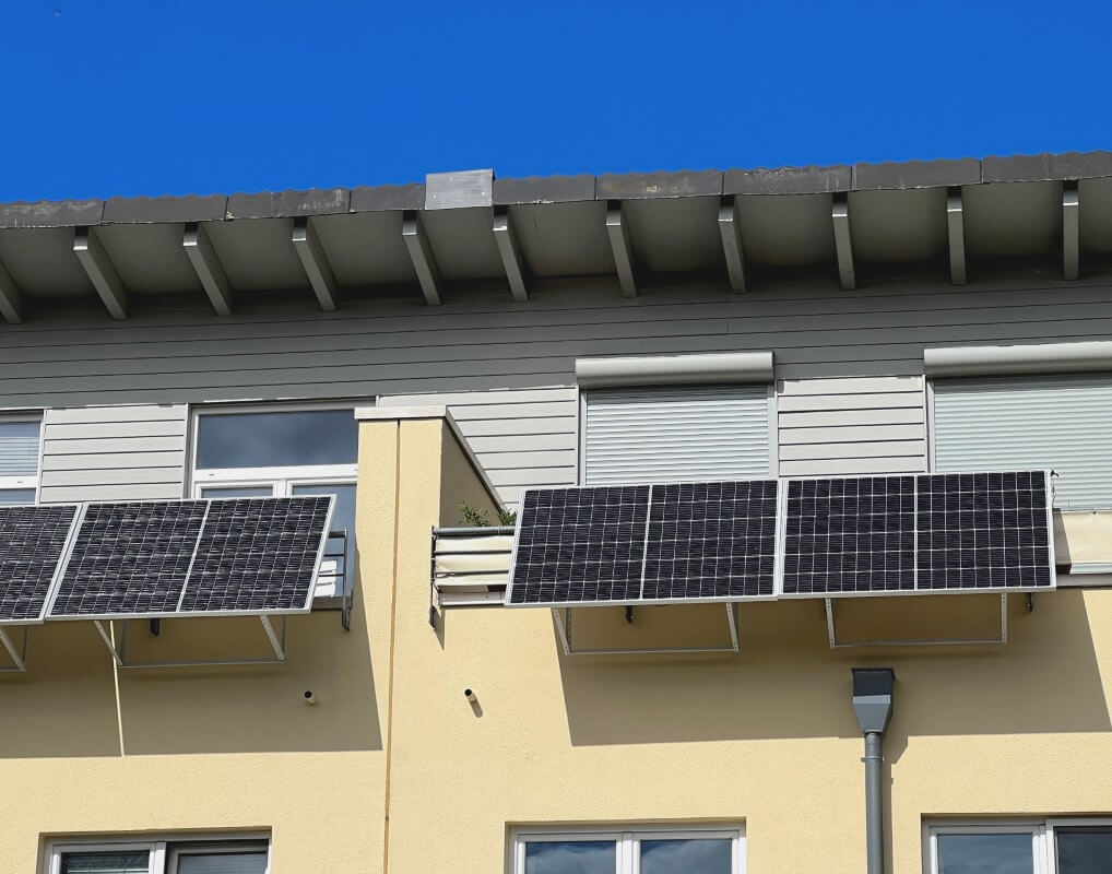 Małe panele fotowoltaiczne zamontowane na balkonie w bloku mieszkalnym